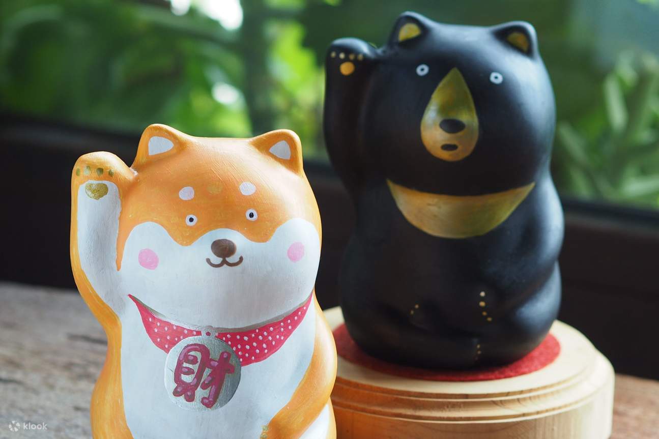 Esperienza artigianale di ceramica creativa per la prosperità: Gatto dorato e Taiwanese God of Wealth dipinti a mano